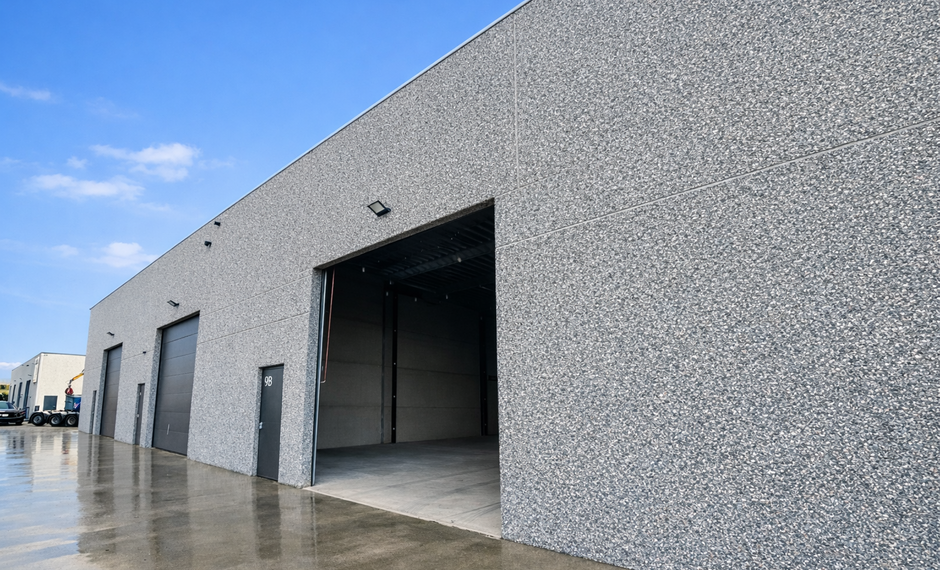 Het betreft de verhuur van een recente KMO-unit, gelegen tussen Sint-Niklaas en Lokeren, langs de N70.

De unit heeft een oppervlakte van ca. 310 m&sup2;. Deze beschikt over een vrije hoogte van 6 meter en is voorzien van de gebruikelijke nutsvoorzieningen zo