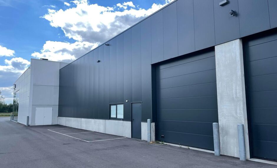 Op een schitterende ligging, langsheen de N16 (Rijksweg) en vlakbij de op- en afrit 7 van de A12, bieden wij deze recente KMO-unit te huur. 

De unit heeft een oppervlakte van ca. 339 m². De unit heeft een vrije hoogte van ca. 6,2 m en is voorzien van ee