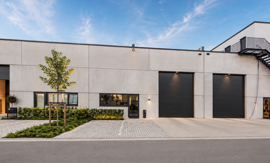 Het betreft een KMO-unit gelegen in het nieuw aangelegde bedrijvenpark 'La Brique'. De site geniet van een goede bereikbaarheid via de E313 (Antwerpen–Luik) en de nabijheid van de stad Lier.
Het pand omvat een totale oppervlakte van ca. 332 m², waarva