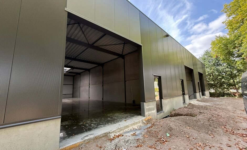 Het betreft de verkoop van een uitstekend gelegen nieuwbouw KMO-unit aan de Maccabilaan te Hoboken. Dit project ligt op een boogscheut van het centrum van Antwerpen en biedt een prima verbinding met de belangrijkste snelwegen (A12/E19/E17). 

De KMO-unit 