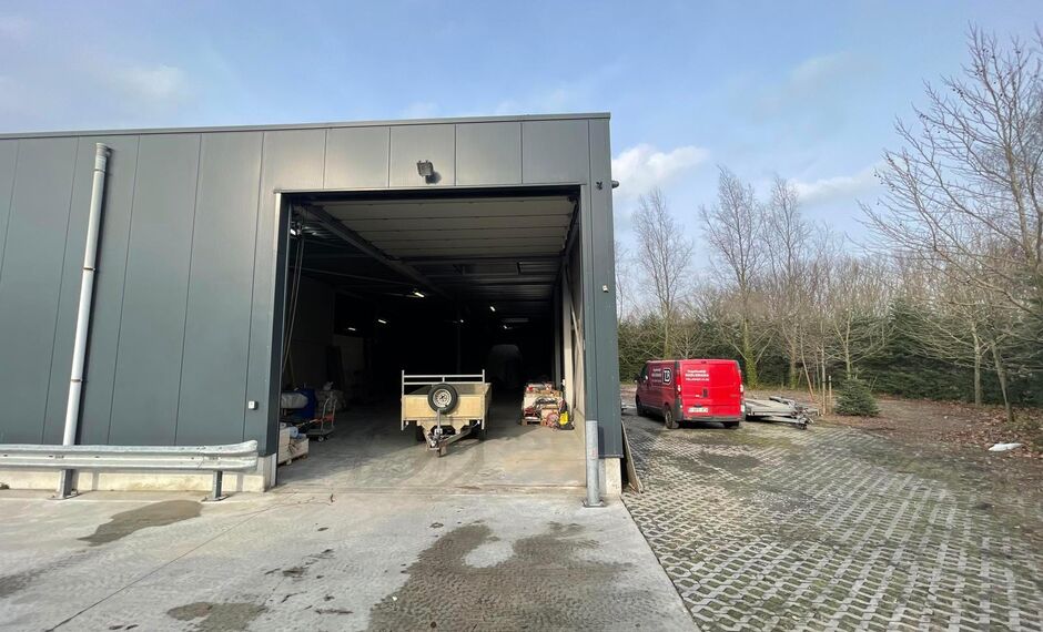 Het betreft de verkoop van een KMO-unit op een uitstekende ligging langsheen de Koningin Astridlaan 58D in Kontich. De KMO-unit geniet een centrale ligging vlakbij de E19 (Antwerpen - Brussel).
Het geheel omvat ca. 572 m² magazijnruimte met mezzanine va