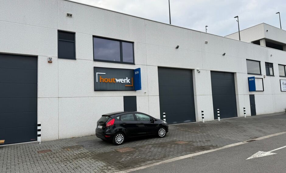 Het betreft de verkoop van een recente KMO-unit (2020) in het bedrijvenpark GATE 7, dewelke een uitstekende ligging geniet langs de Prins Boudewijnlaan in Kontich en vlakbij op- en afrit 7 'Kontich' van de E19 Antwerpen - Brussel. 

De unit heeft een oppe