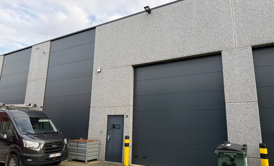 Het betreft een KMO-unit (BJ 2016) gelegen in de industriezone Satenrozen te Kontich. Door de strategische ligging op de as Antwerpen-Brussel, geniet de site van een uitstekende ontsluiting via de E19 en/of de A12.

Het pand behelst een oppervlakte van ca