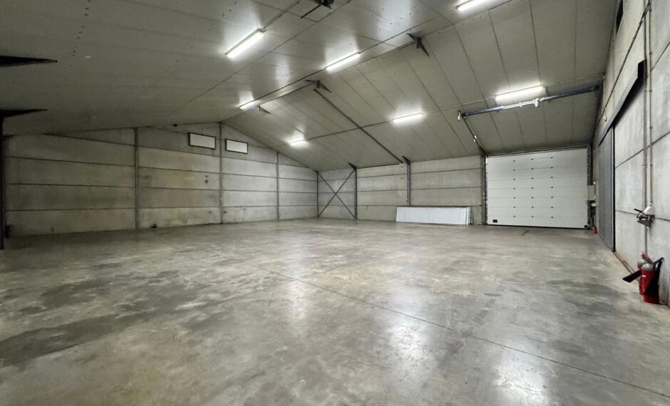 Op deze schitterende locatie te Antwerpen Ekeren, vlakbij het op- en afrittencomplex van de A12, bieden wij dit bedrijfsgebouw te huur aan. Het eigendom is gelegen in agrarische zone met een vergunning voor passieve opslag.
Het pand omvat ca. 1 856 m²