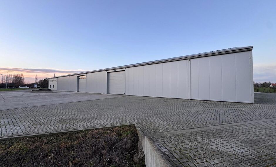 Op deze schitterende locatie te Antwerpen Ekeren, vlakbij het op- en afrittencomplex van de A12, bieden wij dit bedrijfsgebouw te huur aan. Het eigendom is gelegen in agrarische zone met een vergunning voor passieve opslag. 

Het pand omvat ca. 1 856 m&sup2; 