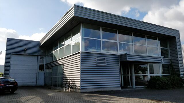 Het betreft de verhuur van een representatief bedrijfsgebouw aan de Industrieweg 11 te Aartselaar. Dit gebouw geniet een uitstekende ligging nabij de A12, dewelke zorgt voor een vlotte verbinding tussen Antwerpen en Brussel.

Het gebouw heeft een oppervla