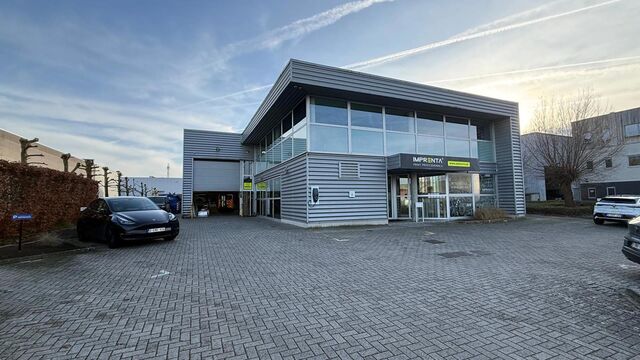 Het betreft de verhuur van een representatief bedrijfsgebouw aan de Industrieweg 11 te Aartselaar. Dit gebouw geniet een uitstekende ligging nabij de A12, dewelke zorgt voor een vlotte verbinding tussen Antwerpen en Brussel.

Het gebouw heeft een oppervla