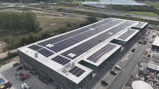 Binnen dit nieuwbouwproject bieden wij een kantoorruimte van ca. 585 m&sup2; aan, optioneel met een bijhorende magazijnruimte van ca. 1.680 m&sup2;. De kantoorruimte is opsplitsbaar en is gelegen boven het magazijn.

De kantoorruimte is energiezuinig ontworpen en