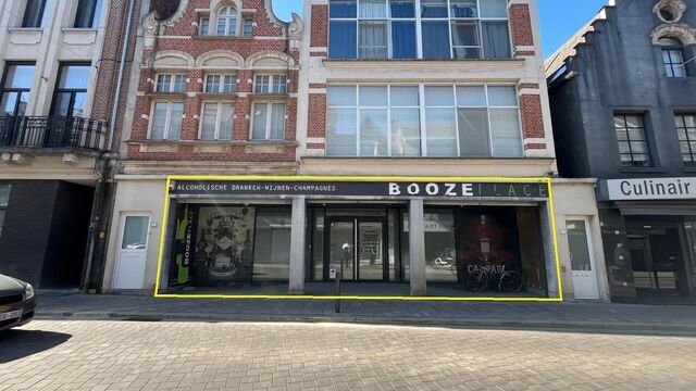 Deze casco handels- of kantoorruimte van ca. 320 m&sup2; is gelegen in de Berlarij, aan het nieuwe woonproject Hof Berlamuze. 

De ruimte geniet van een goede commerci&euml;le ligging dicht bij de stadskern van Lier, in een levendige omgeving met winkels, horeca,