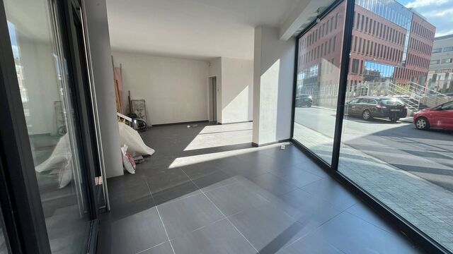 Op de gelijkvloerse verdieping van Leopoldstraat 74 te Mechelen bevindt zich deze commerci&euml;le ruimte met een totale oppervlakte van ca. 103 m&sup2;. Dankzij de ligging op de hoek van het pand geniet deze ruimte van een uitstekende zichtbaarheid, wat het bijz