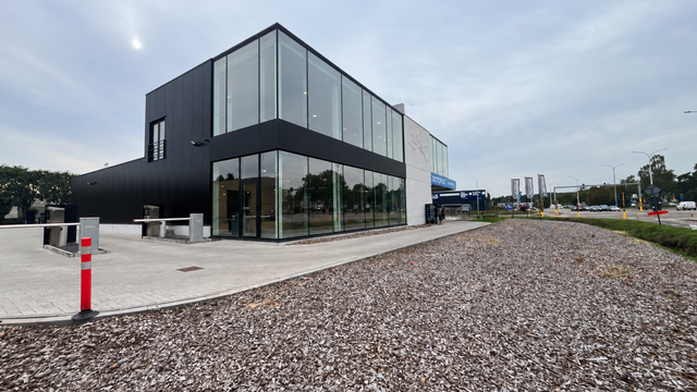 Het betreft een commerci&euml;le ruimte op een uitstekende zichtlocatie in Herentals, met een totale oppervlakte van ca. 851 m&sup2;, verdeeld over ca. 693 m&sup2; op het gelijkvloers en ca. 158 m&sup2; op de eerste verdieping.

Het gelijkvloers leent zich uitstekend voo