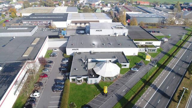 Op een uitstekende zichtlocatie langs de Ring van Lier, aan de Industriestraat 5A, bevindt zich deze multifunctionele bedrijfsunit met een totale oppervlakte van circa 1.600 m², bestaande uit 900 m² magazijnruimte en 700 m² kantoor- en showroomruimte.