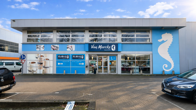 Deze kwaliteitsvolle en instapklare showroom met bijhorend magazijn en kantoorruimte is centraal gelegen in de commerciële hotspot van Wijnegem Trade Towers II.
Opdeling van de commerciële site:
- Showroom: ca. 500 m²
- Magazijn/opslagruimte: ca. 475