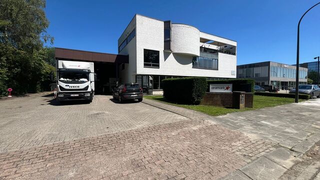 Strategisch gelegen bedrijfsgebouw in de industriezone “Terbekehof” te Wilrijk, aan de Fotografielaan en op slechts 400 meter van de op- en afritten van de A12 (Antwerpen – Brussel). Dankzij deze ligging geniet het pand van een vlotte bereikbaarheid