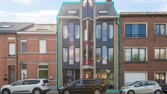 In de Kerkhofstraat te Boom bieden wij dit ruime en polyvalent gebouw aan dat wonen en werken combineert. Het pand is strategisch gelegen nabij het centrum van Boom, met winkels, scholen en openbaar vervoer op wandel- en fietsafstand. Dankzij haar ligging