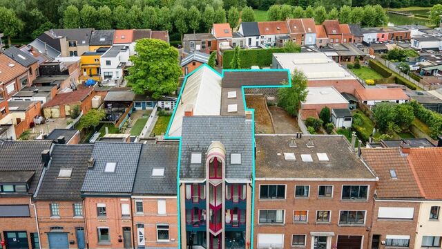 In de Kerkhofstraat te Boom bieden wij dit ruime en polyvalent gebouw aan dat wonen en werken combineert. Het pand is strategisch gelegen nabij het centrum van Boom, met winkels, scholen en openbaar vervoer op wandel- en fietsafstand. Dankzij haar ligging