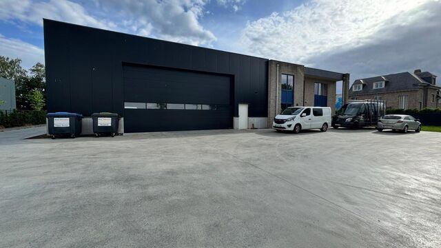 In de Duiventorenstraat te Essen bevindt zich deze unieke vastgoedsite bestaande uit twee naast elkaar gelegen percelen met een totale oppervlakte van maar liefst 5.005 m². Dankzij de combinatie van ruime magazijnen, kantoren, showroomruimtes en woongele