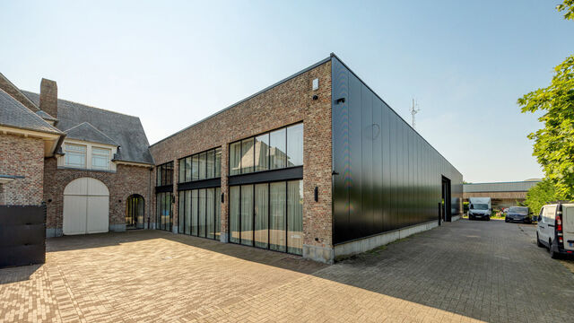 In de Duiventorenstraat te Essen bevindt zich deze unieke vastgoedsite bestaande uit twee naast elkaar gelegen percelen met een totale oppervlakte van maar liefst 5.005 m². Dankzij de combinatie van ruime magazijnen, kantoren, showroomruimtes en woongele