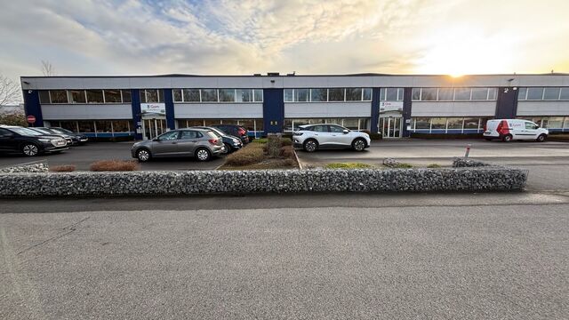 Binnen dit bedrijvencomplex bieden wij deze unit aan. De unit beschikt over een totale oppervlakte van:

- 1.152 m&sup2; opslagruimte
- 480 m&sup2; mezzanine
- 288 m&sup2; kantoorruimte (verdeeld over het gelijkvloers en de eerste verdieping)

De opslagruimte heeft e