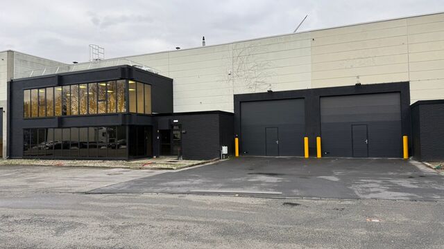 Het betreft de verhuur van een strategisch gelegen magazijn aan de rand van de Haven van Antwerpen. Dit magazijn is direct gelegen aan de A12/E19/Noorderlaan én perfect ontsloten voor nationale en internationale distributie.
De unit heeft een oppervlak