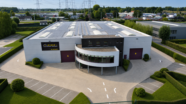 Het betreft de verhuur van een magazijn met kantoren in het bedrijvenpark Doornpark te Beveren, gelegen vlakbij de N70, dewelke voor een vlotte verbinding zorgt met de E34/E17.
Deze unit heeft een oppervlakte van ca. 1665 m², bestaande uit ca. 1375 m