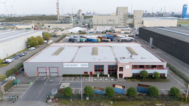 Dit semi-industrieel complex is uitstekend gelegen binnen de perimeter van de Haven van Antwerpen, vlak bij de Antwerpse Ring en langs de E34 richting Gent. Dankzij de strategische ligging geniet dit pand een vlotte bereikbaarheid, ideaal voor logistieke 
