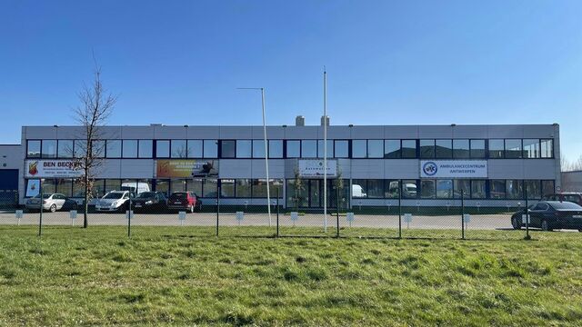 Het betreft de verhuur van een magazijn in de industriezone Krekelenberg te Boom. Dit magazijn geniet een uitstekende ligging op- en afrit 9 van de A12 (Antwerpen - Brussel). Het magazijn heeft een oppervlakte van ca. 5550 m².
Huurprijs exclusief Onroer