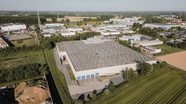 Het betreft de verhuur van een logistiek magazijn gelegen langs de Leuvensesteenweg in Boortmeerbeek. Dit gebouw geniet een uitstekende en strategische ligging en is perfect gelegen langs de N26, tussen Brussel en Leuven, en biedt directe verbindingen na
