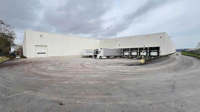 Op een centrale locatie te Dendermonde, gelegen in de industriezone 'Hoogveld', bieden wij deze logistieke ruimte te huur aan op een terrein van ca 25 323 m². Deze logistieke ruimte ligt op 1 minuut rijden van de N41 (Rijksweg) en is tevens gelegen nabij