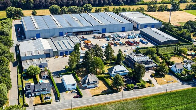 Het betreft de verhuur van een magazijn op de polyvalente industriële site 'De Klinkaard'. Deze locatie bevindt zich nabij de Nederlandse grens en de N11 dewelke zorgt voor een vlotte verbinding naar Antwerpen.

Het magazijn heeft een oppervlakte van 290