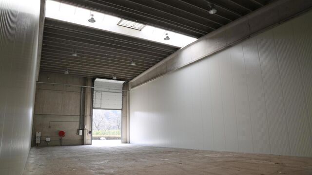 Het betreft de verhuur van een magazijn op de polyvalente industriële site 'De Klinkaard'. Deze locatie bevindt zich nabij de Nederlandse grens en de N11 dewelke zorgt voor een vlotte verbinding naar Antwerpen.
Het magazijn heeft een oppervlakte van 290