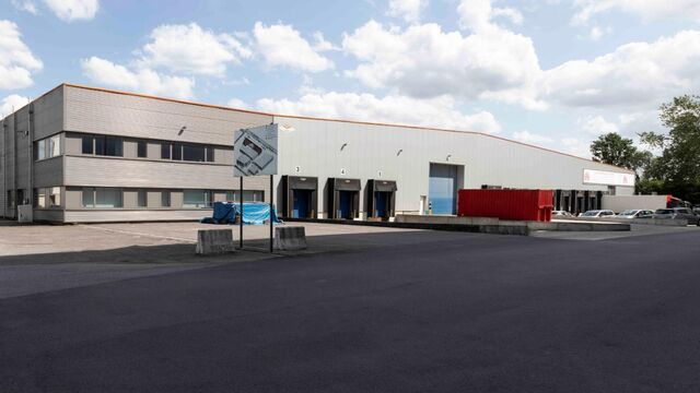Het betreft een gerenoveerd industrieel gebouw gelegen te Londerzeel. De site geniet een uitstekende ligging nabij de A12 (Antwerpen - Brussel), de N16 (Mechelen - Sint-Niklaas) en de containerterminal van Willebroek.
De unit heeft een oppervlakte van c
