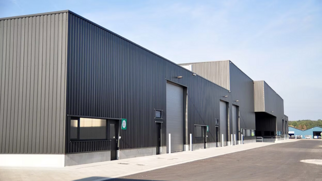 Het betreft de verhuur van een magazijn in het bedrijvenpark De Delften te Westmalle. Deze locatie is eenvoudig bereikbaar via de afrit Zoersel op de E34 (Antwerpen-Turnhout) ofwel de afrit Brecht op de E19 (Antwerpen-Breda).
Dit magazijn heeft een opper