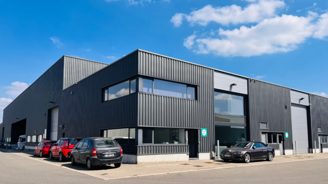 Het betreft de verhuur van een magazijn en kantoor in het bedrijvenpark De Delften te Westmalle. Deze locatie is eenvoudig bereikbaar via de afrit Zoersel op de E34 (Antwerpen-Turnhout) ofwel de afrit Brecht op de E19 (Antwerpen-Breda).
Dit magazijn heef