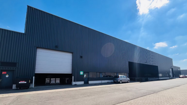 Het betreft de verhuur van een magazijn in het bedrijvenpark De Delften te Westmalle. Deze locatie is eenvoudig bereikbaar via de afrit Zoersel op de E34 (Antwerpen-Turnhout) ofwel de afrit Brecht op de E19 (Antwerpen-Breda).
Dit magazijn heeft een opper
