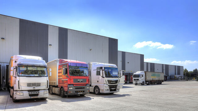 Het betreft de verhuur van een logistiek magazijn van 6.383 m² met 82 m² kantoorruimte te huur in Mechelen, in de industriezone Mechelen Noord 1, dewelke een uitstekende ligging geniet nabij de E19 (Brussel – Antwerpen).
Het gebouw heeft een vrije ho