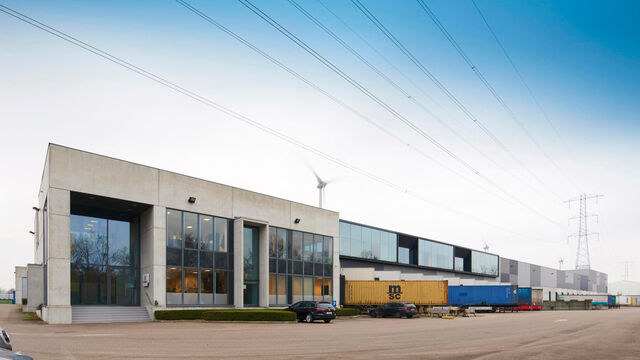 Het betreft de verhuur van een logistiek gebouw te Olen, gelegen langs het Albertkanaal en nabij op- en afrit 23 (Turnhout-West) van de E313. Het gebouw heeft een totale oppervlakte van ca. 24 064 m², bestaande uit ca. 18 266 m² opslagruimte, ca. 2014 m