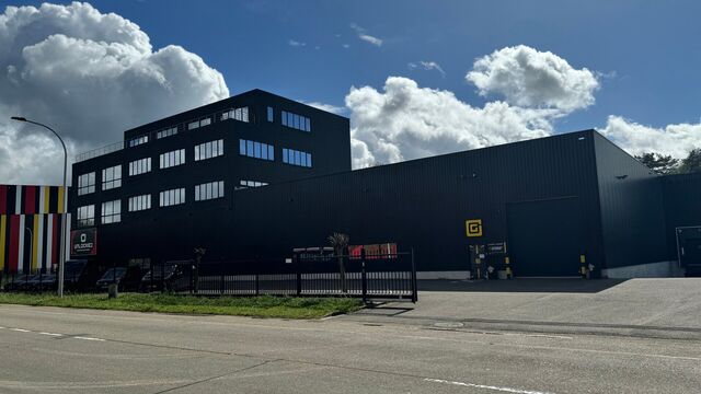 Dit representatieve bedrijfsgebouw aan de Industrielaan 24 in Olen biedt een unieke kans voor bedrijven die op zoek zijn naar een ruime en goed uitgeruste ruimte voor zowel opslag als kantoren. Gelegen langsheen de E313 en op 5 minuten rijden van afrit 22