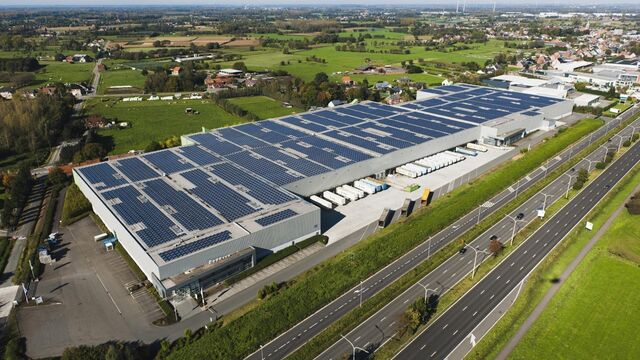 Het betreft de verhuur van een industrieel gebouw, gelegen op een uitstekende en strategische locatie te Puurs. Het gebouw, gelegen langs de A12, geniet een uitstekende visibiliteit vanop de A12 (Antwerpen - Brussel).

Unit 2 telt een oppervlakte van ca. 