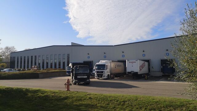 Het betreft een modern logistiek gebouw gelegen in de bedrijvenzone Pullaar te Puurs. De site ligt op het kruispunt tussen de N16 Mechelen - Sint-Niklaas en de A12 Antwerpen - Brussel, waardoor alle grote steden binnen de Vlaamse Ruit vlot bereikbaar zijn