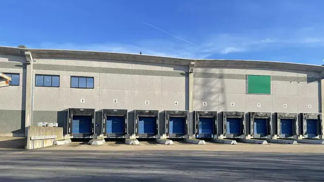 Het betreft de verhuur van een logistieke site, gelegen op een uitstekende locatie te Sint-Niklaas. De site ligt vlak bij de R42 met een vlotte ontsluiting naar de E17 (Antwerpen - Gent).

Het logistieke gebouw telt een oppervlakte van ca. 20 505 m², opg