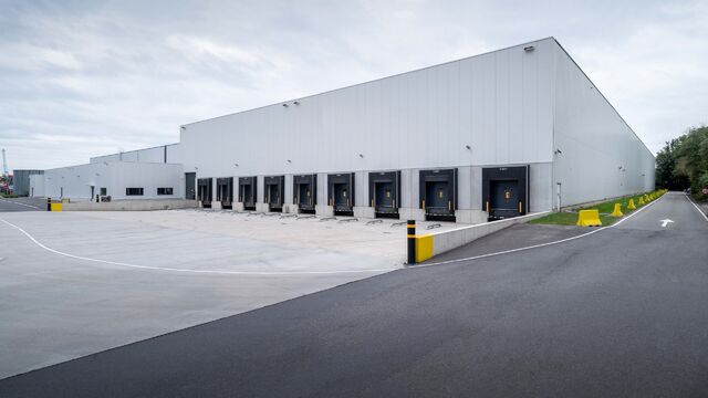 Het betreft de verhuur van een modern logistiek gebouw gelegen te Willebroek. Deze site ligt nabij de A12 (Antwerpen - Brussel) en de containerterminal van Willebroek.
Het betreft een totale oppervlakte van ca. 7730 m², bestaande uit ca. 7529 m² opsla