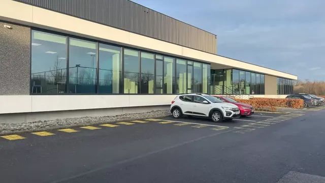 Het betreft de verhuur van een modern en representatief logistiek gebouw in de industriezone "Park De Hulst", met unieke ligging tussen de A12 en de E19 Brussel/Antwerpen. De uitzonderlijke ligging onmiddellijk aan het kanaal Brussel-Schelde en in de buur