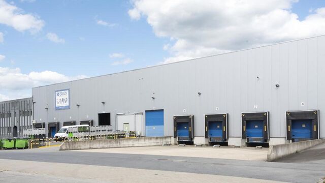 Het betreft de verhuur van 2 logistieke units logistieke nieuwbouw-hub op een strategische locatie in Zele, op een afstand van 1,5 km van de E17 (Antwerpen - Gent)

De 2 units kunnen samen of apart gehuurd worden.

UNIT 1 - magazijn van ca. 7 663 m² met 