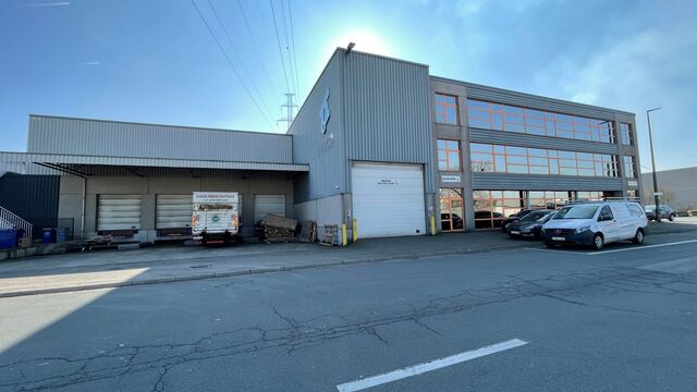 Het betreft de verkoop van een industrieel gebouw gelegen op een toplocatie in de Haven van Antwerpen, nabij enkele belangrijke invalswegen zoals de A12, E19 en de Ring van Antwerpen. Het gebouw bevindt zich op ca. 3345 m² terrein (concessie) en omvat ca