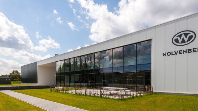 Op een strategische en uitstekend bereikbare locatie in Kontich bevindt zich dit instapklare en representatieve bedrijfsgebouw met een totale oppervlakte van 2.273 m&sup2;. Het pand combineert functionaliteit, ruimte en een verzorgde uitstraling, en vormt daa