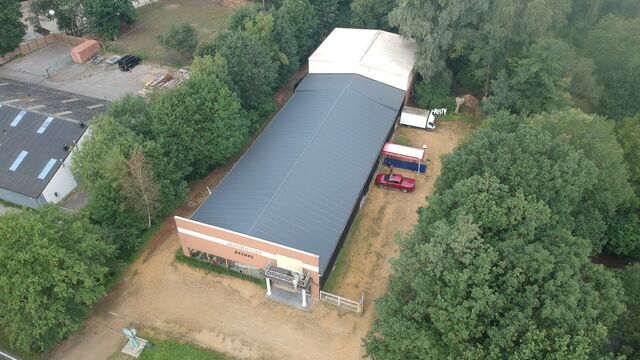 Het betreft de verkoop van een industrieel gebouw gelegen op een uitstekende zichtlocatie te Malle. Het gebouw is gelegen langs de Lierselei, dewelke goed bereikbaar is via de E34 (afrit 20 – Zoersel). Het gebouw heeft een oppervlakte van ca. 1635 m²,