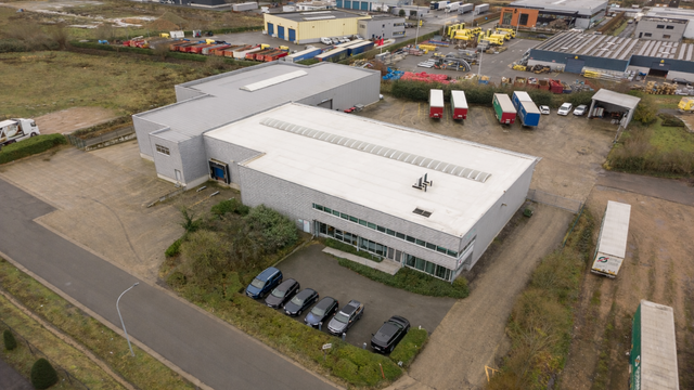 Het betreft de verkoop van een representatief bedrijfsgebouw op een perceel van ca. 8 559 m&sup2; in de industriezone "Pullaar 1" te Puurs. Dit gebouw geniet een strategische ligging dankzij de nabijheid van de A12 (Antwerpen - Brussel) op 2 km en de N16 (Mec