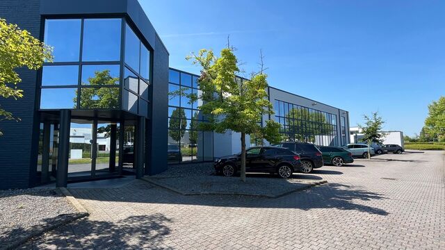 Stijlvolle en instapklare kantoorruimte te huur, gelegen aan de Kontichsesteenweg 54 te Aartselaar. Deze locatie geniet van een uitstekende bereikbaarheid dankzij de nabijheid van de E19 en de A12, wat zorgt voor een vlotte verbinding met Antwerpen en de 