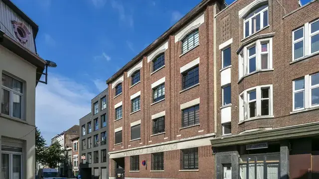 Deze instapklare kantoorruimte is gelegen aan de Oudesteenweg 33 te Antwerpen en heeft een totale oppervlakte van ca. 215 m&sup2;, verdeeld over twee niveaus (gelijkvloers en -1). Dankzij de functionele indeling en kwalitatieve afwerking is deze ruimte uiterm